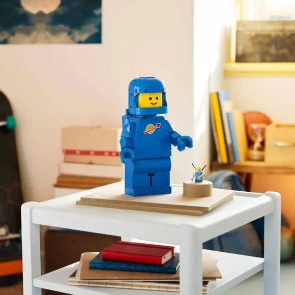 LEGO 40921 Up-Scaled Blue Astronaut Minifigure Brand New NIB in Hand - Picture 11 of 14